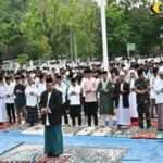 Walikota Sibolga Akhmad Sukri Nazry Penarik Berserta Keluarga Shalat ID Bersama Ribuan warga di lapangan Simare mare Sibolga IMG-20250331-WA0248