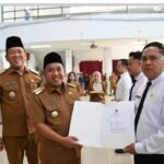 Serahkan SK dan Lantik 239 Pegawai PPPK, Walikota Ahmad Sukri Nazry Penarik Tegaskan Jalankan Tugas Dengan Dedikasi Dan Tangung Jawab IMG-20250422-WA0557